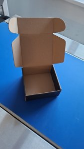 Juodos siuntimo dėžės Black shipping boxes